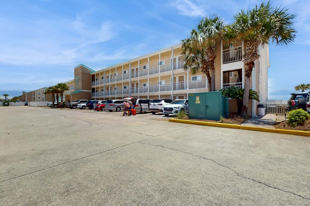Wonderful condo with Gulf view, grill, pools & beach access