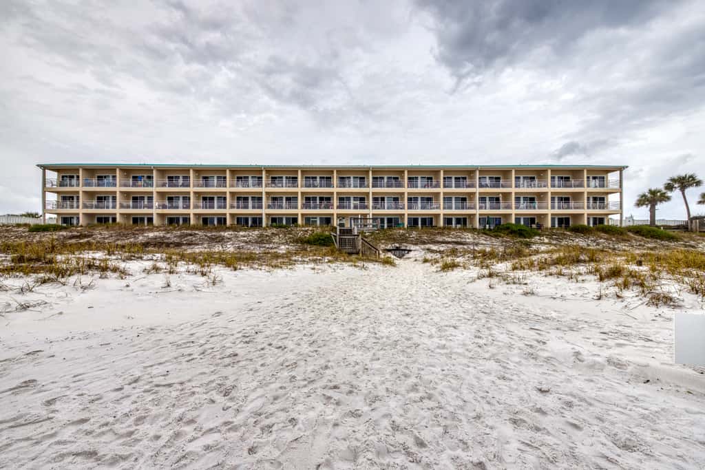Wonderful condo with Gulf view, grill, pools & beach access