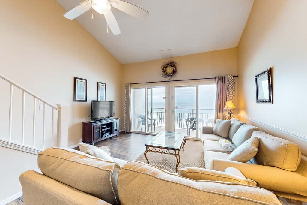 Oceanfront condo with AC, WiFi, pool & seasonal beach service
