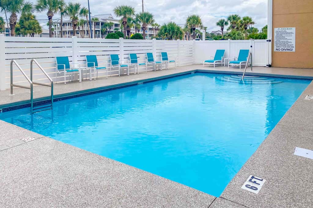 Oceanfront condo with AC, WiFi, pool & seasonal beach service