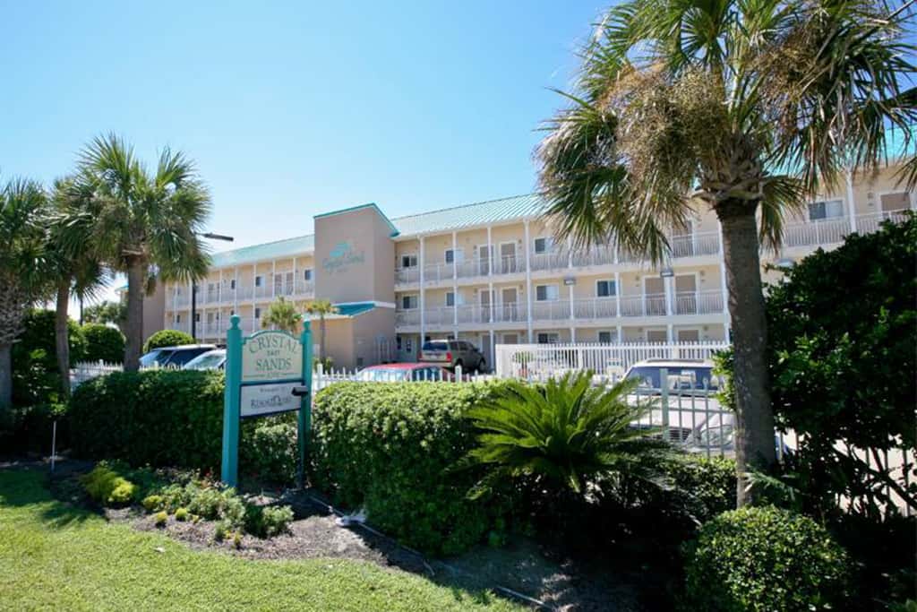 Oceanfront condo with AC, WiFi, pool & seasonal beach service