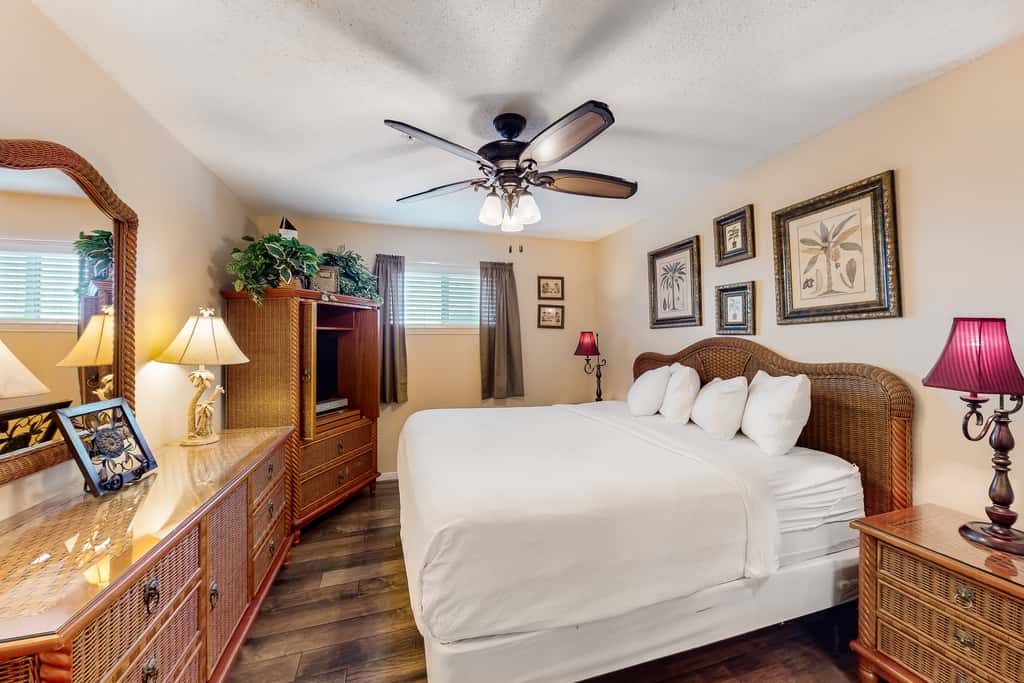 Oceanfront condo with AC, WiFi, pool & seasonal beach service