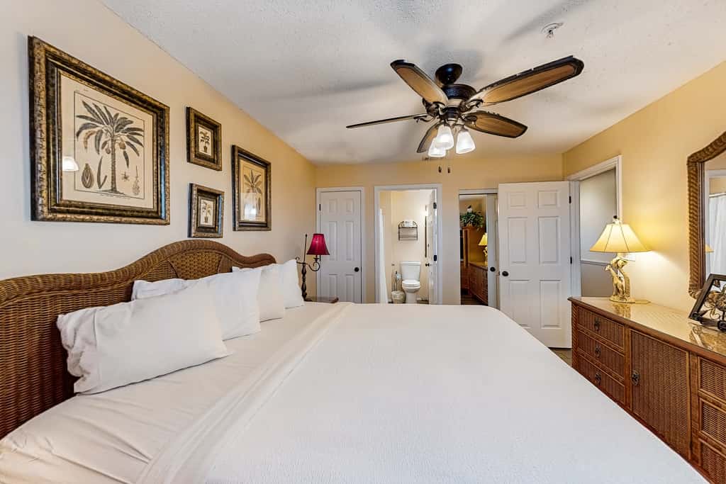 Oceanfront condo with AC, WiFi, pool & seasonal beach service