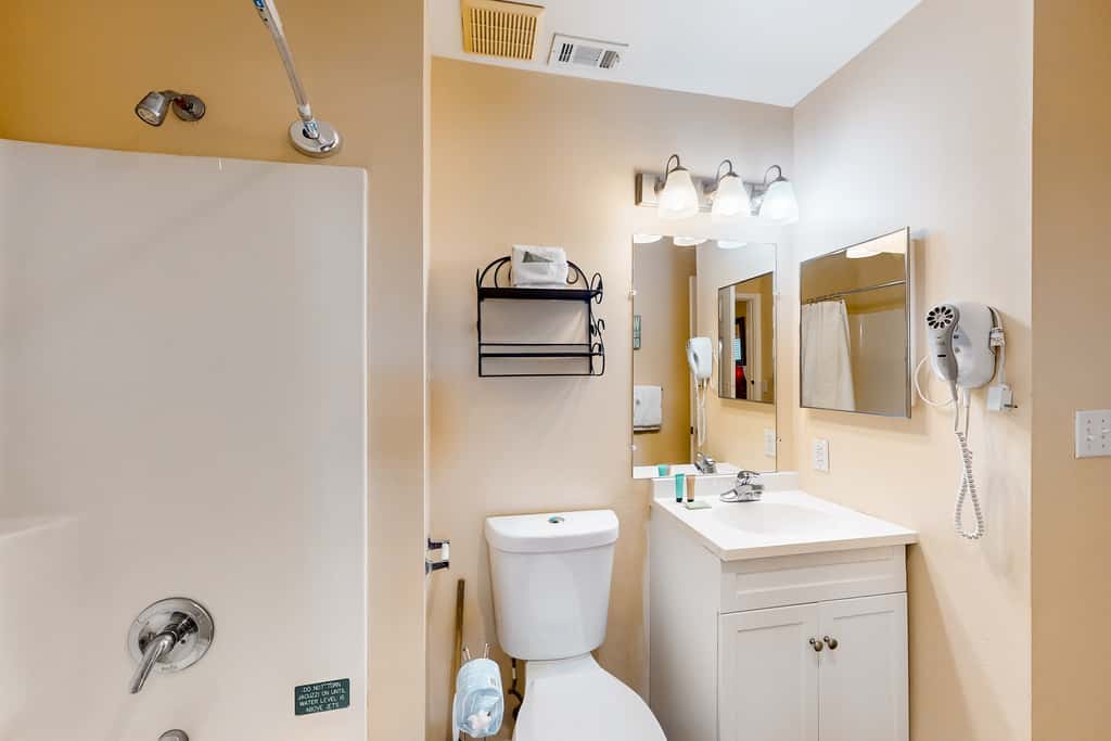 Oceanfront condo with AC, WiFi, pool & seasonal beach service