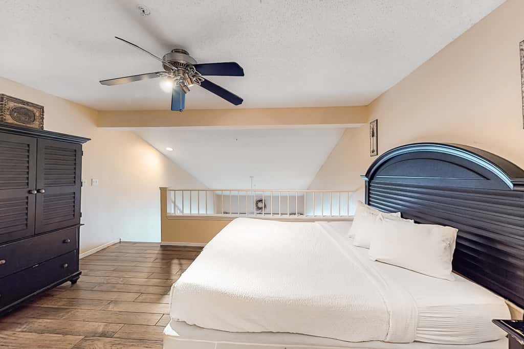 Oceanfront condo with AC, WiFi, pool & seasonal beach service