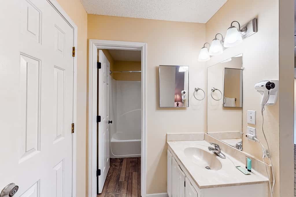 Oceanfront condo with AC, WiFi, pool & seasonal beach service