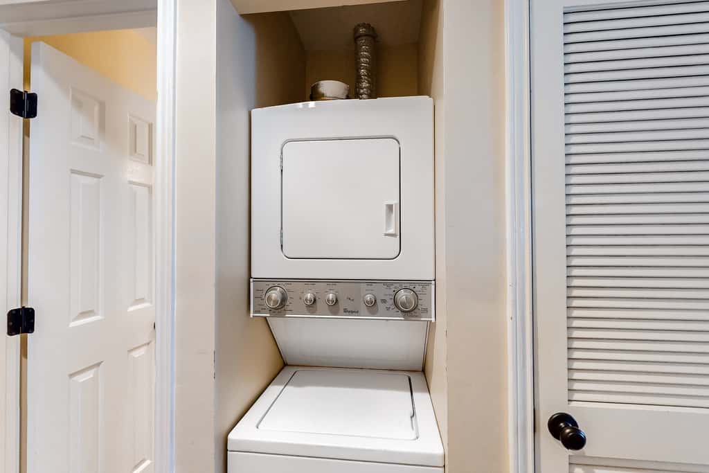 Oceanfront condo with AC, WiFi, pool & seasonal beach service