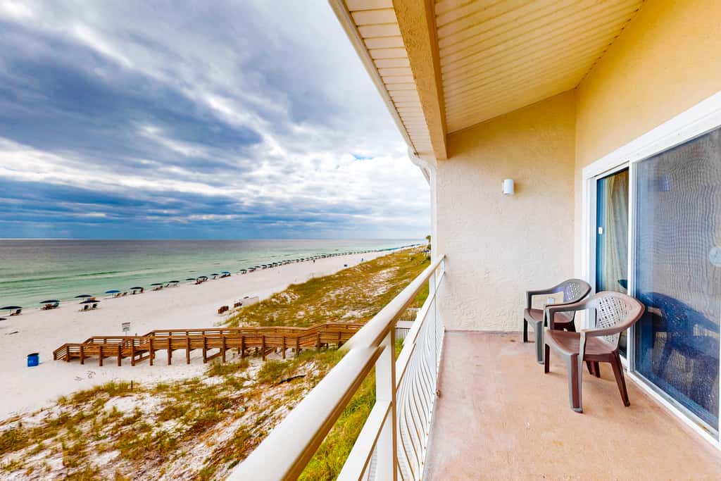 Oceanfront condo with AC, WiFi, pool & seasonal beach service