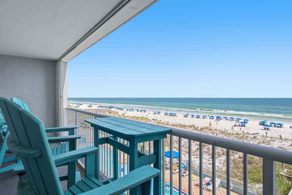 Gulf front condo with free WiFi, washer&dryer, shared pool, & beach access