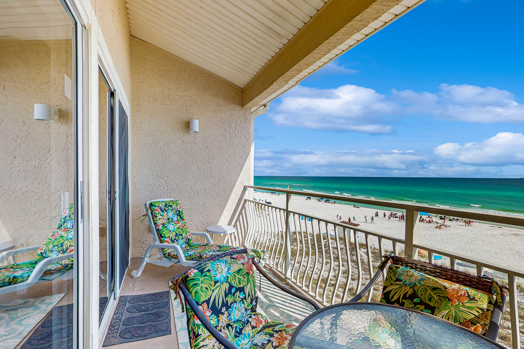 Gulf-front third-floor condo with WiFi, pool, beach boardwalk & central AC