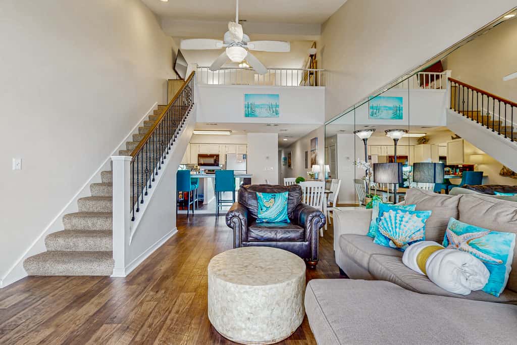 Gulf-front third-floor condo with WiFi, pool, beach boardwalk & central AC