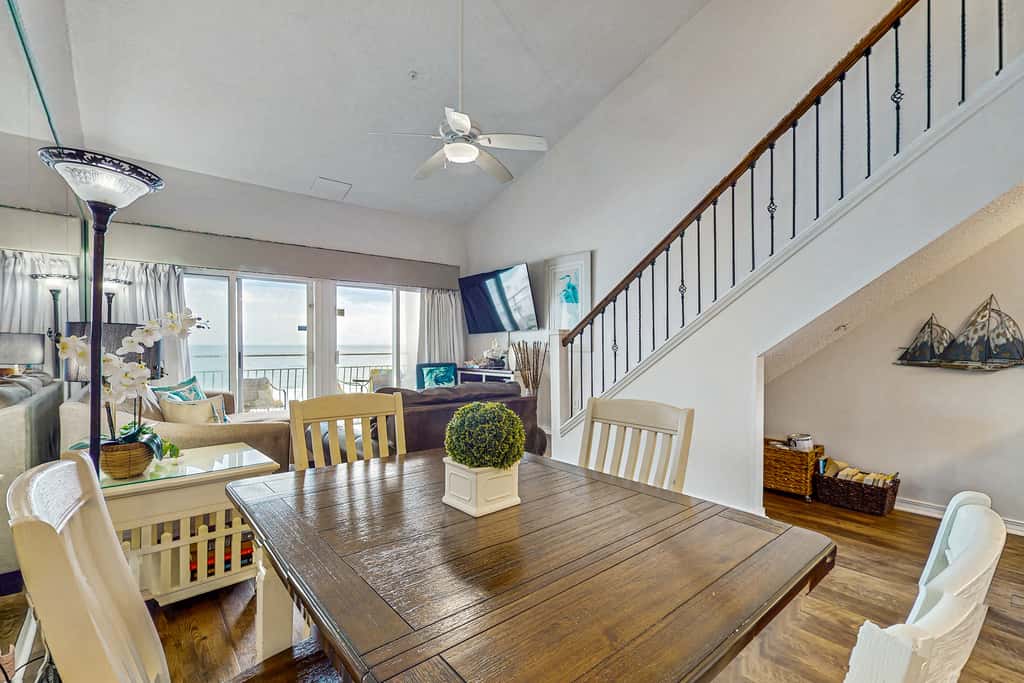 Gulf-front third-floor condo with WiFi, pool, beach boardwalk & central AC