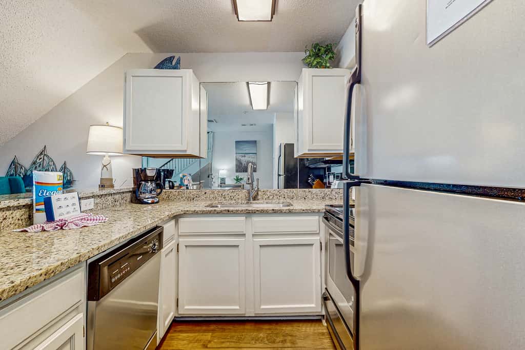 Gulf-front third-floor condo with WiFi, pool, beach boardwalk & central AC