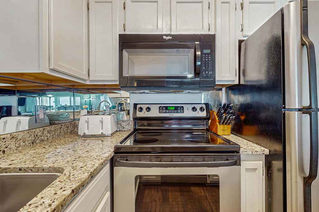 Gulf-front third-floor condo with WiFi, pool, beach boardwalk & central AC