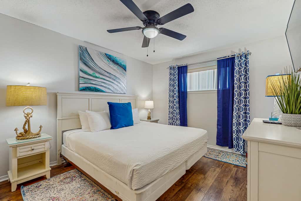 Gulf-front third-floor condo with WiFi, pool, beach boardwalk & central AC