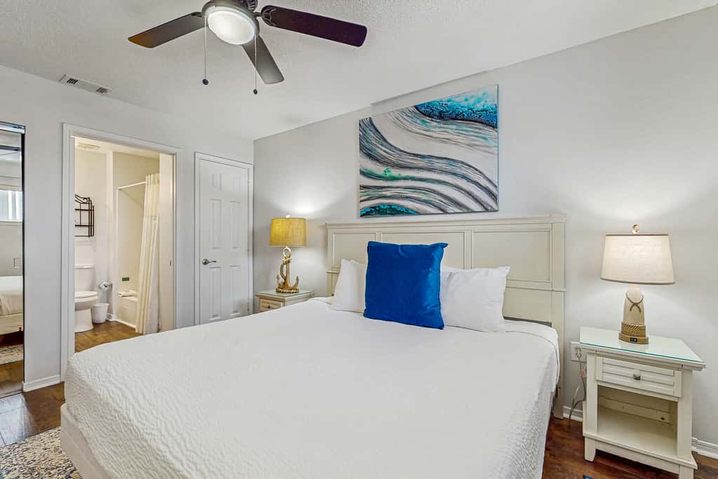 Gulf-front third-floor condo with WiFi, pool, beach boardwalk & central AC