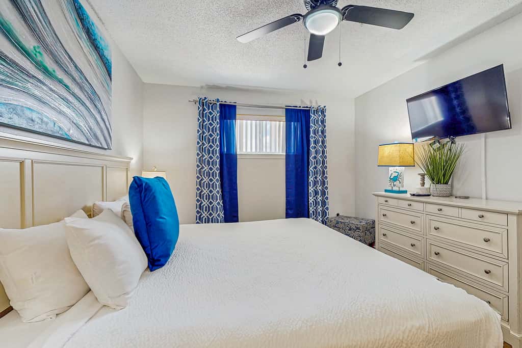 Gulf-front third-floor condo with WiFi, pool, beach boardwalk & central AC