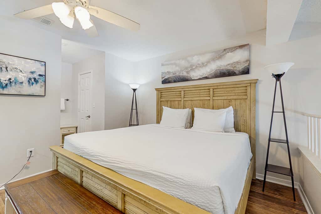 Gulf-front third-floor condo with WiFi, pool, beach boardwalk & central AC