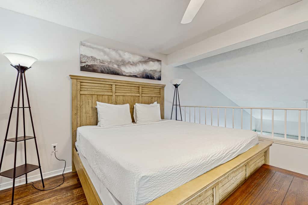 Gulf-front third-floor condo with WiFi, pool, beach boardwalk & central AC