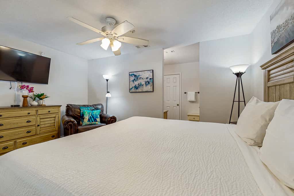 Gulf-front third-floor condo with WiFi, pool, beach boardwalk & central AC