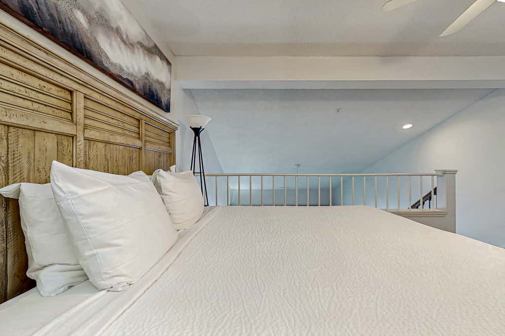 Gulf-front third-floor condo with WiFi, pool, beach boardwalk & central AC