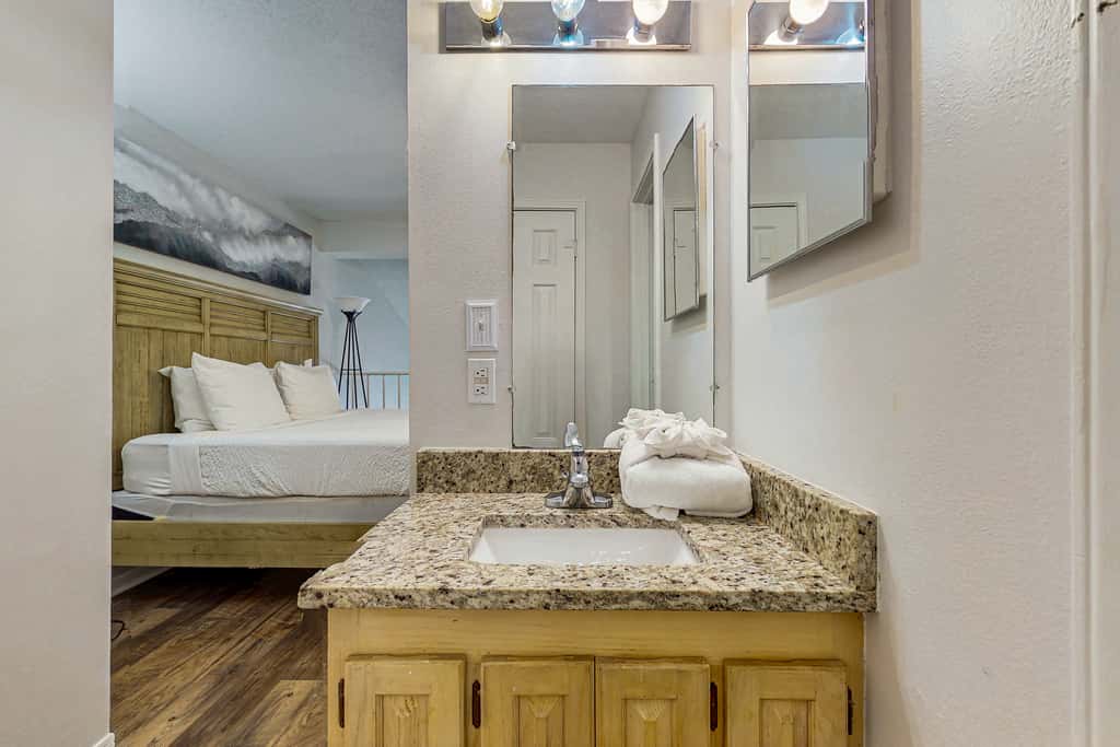 Gulf-front third-floor condo with WiFi, pool, beach boardwalk & central AC