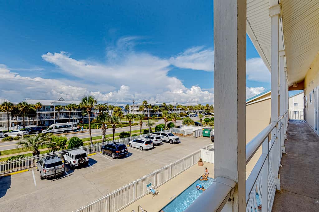Gulf-front third-floor condo with WiFi, pool, beach boardwalk & central AC