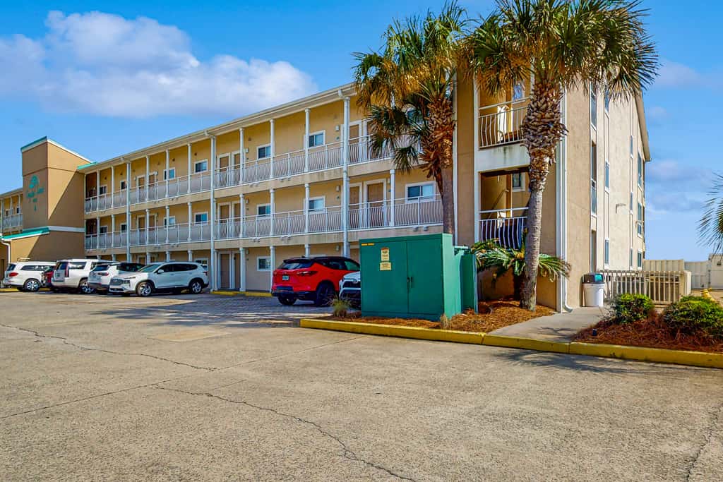 Gulf-front third-floor condo with WiFi, pool, beach boardwalk & central AC
