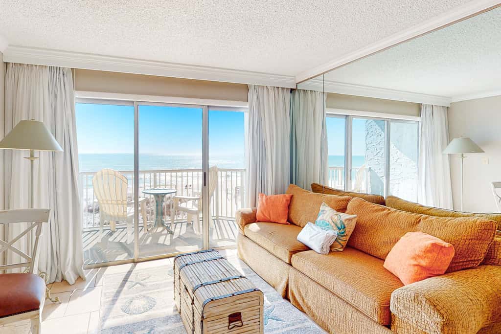 Attractive & Convenient Oceanfront Studio w Shared Pool, Gym, Free WiFi, AC & Balcony