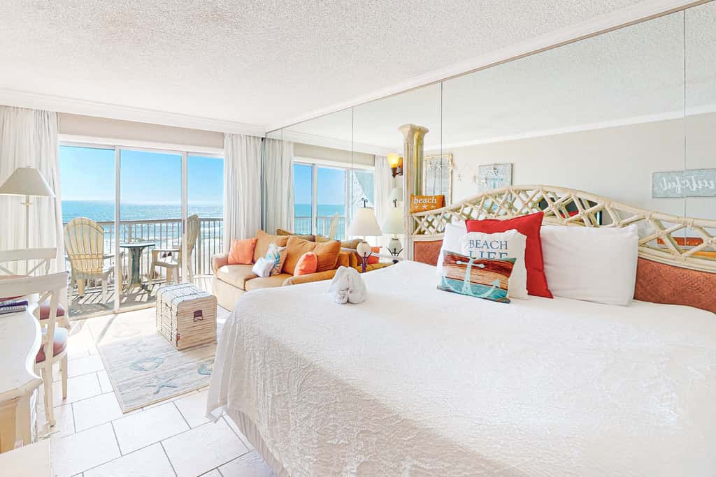 Attractive & Convenient Oceanfront Studio w Shared Pool, Gym, Free WiFi, AC & Balcony