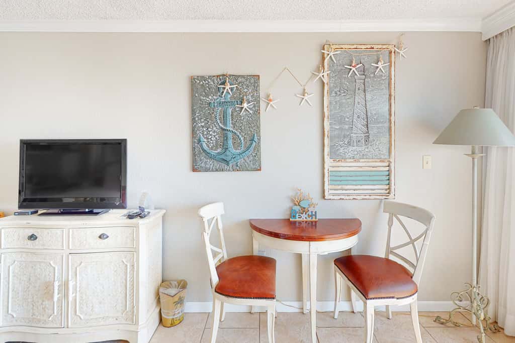 Attractive & Convenient Oceanfront Studio w Shared Pool, Gym, Free WiFi, AC & Balcony