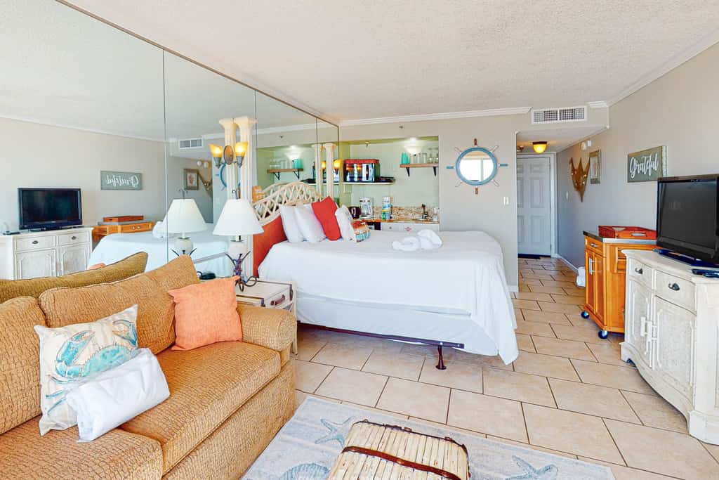 Attractive & Convenient Oceanfront Studio w Shared Pool, Gym, Free WiFi, AC & Balcony