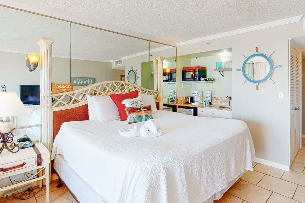 Attractive & Convenient Oceanfront Studio w Shared Pool, Gym, Free WiFi, AC & Balcony