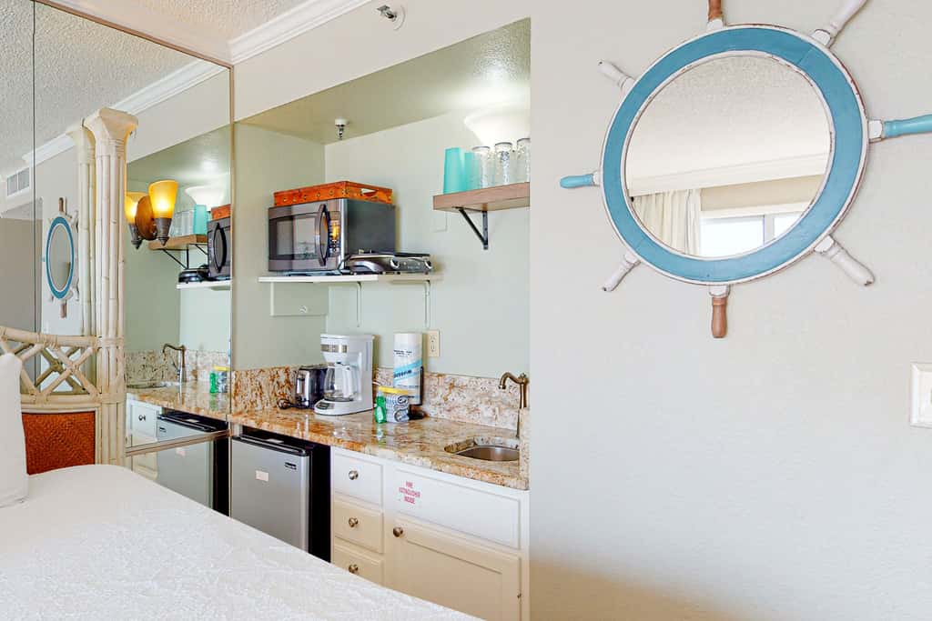 Attractive & Convenient Oceanfront Studio w Shared Pool, Gym, Free WiFi, AC & Balcony