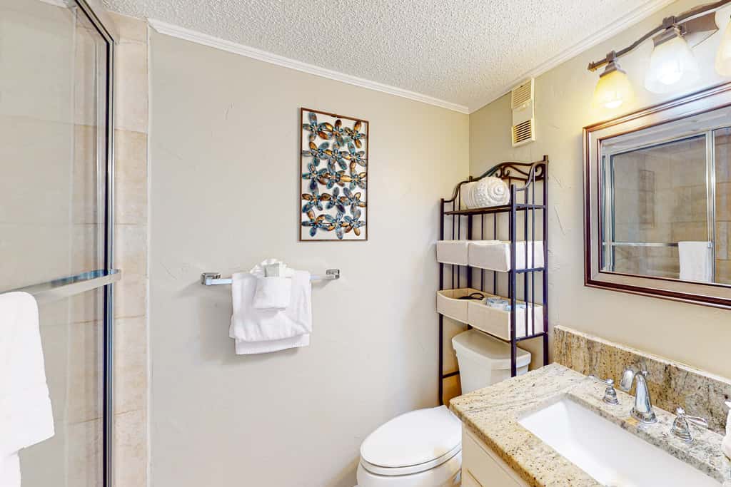 Attractive & Convenient Oceanfront Studio w Shared Pool, Gym, Free WiFi, AC & Balcony