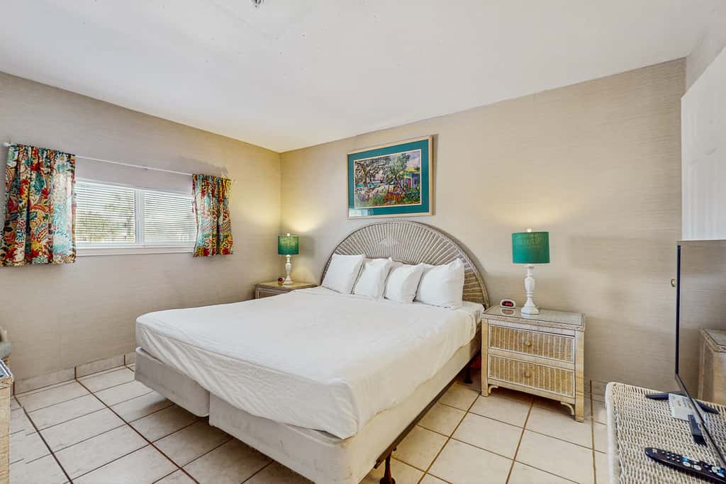 2nd Floor Gulf Front Condo, Complimentary Beach Equipment, Nearby Shops & Dining