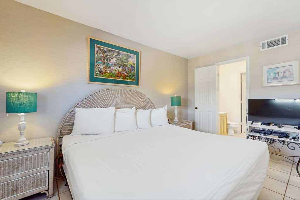 2nd Floor Gulf Front Condo, Complimentary Beach Equipment, Nearby Shops & Dining