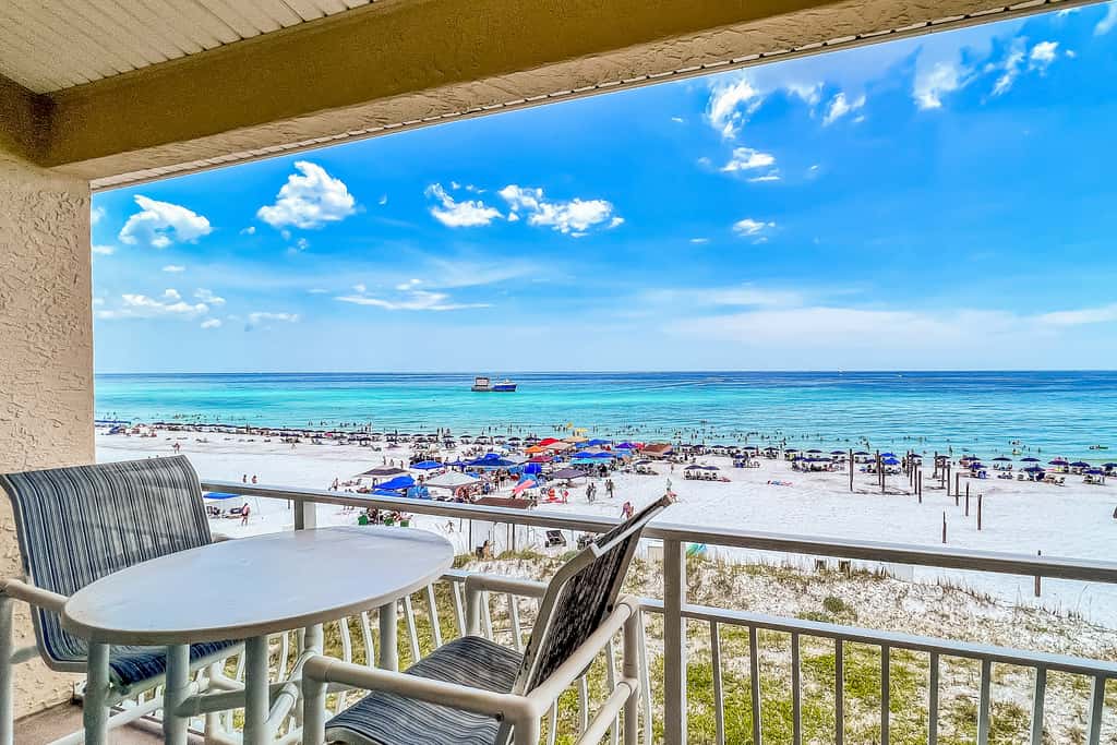 Stunning third-floor condo with balcony, washer&dryer & pool