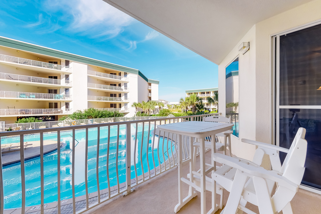 Lovely condo with pool, hot tub, ocean views & pickleball