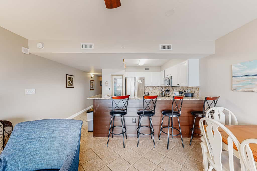 Waterfront Gem - Shared Pool, Beach Access, Free WiFi, Washer&Dryer & Central AC