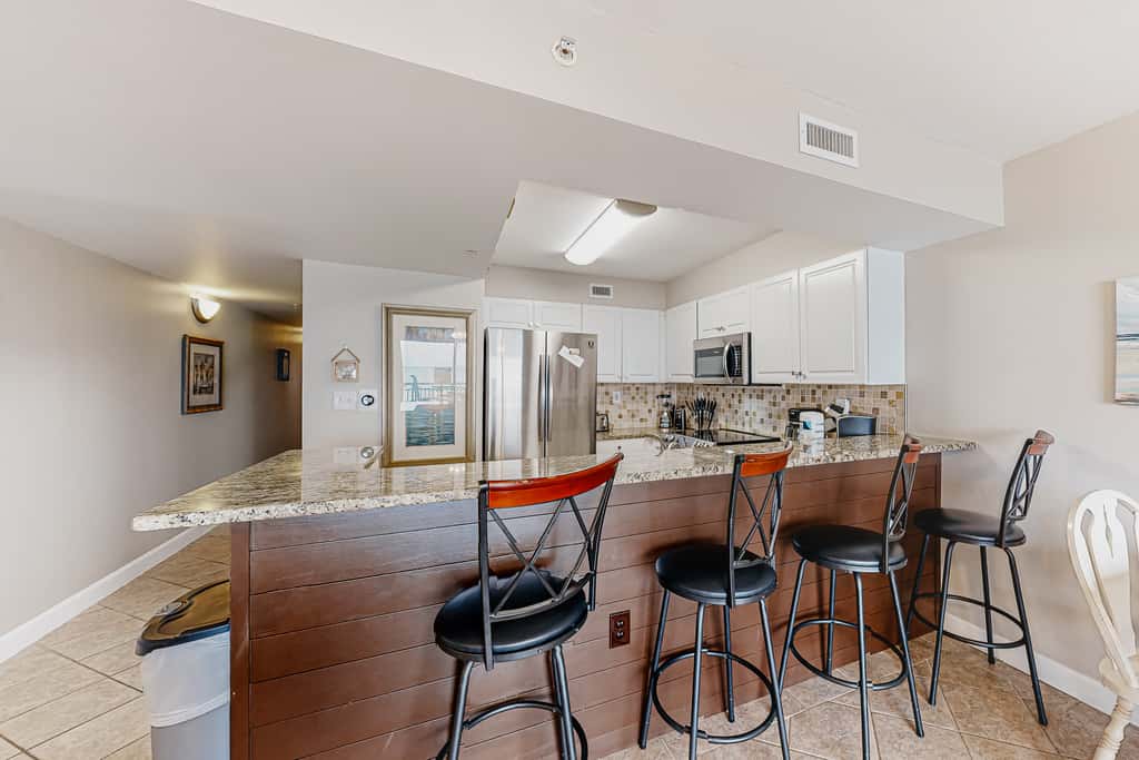 Waterfront Gem - Shared Pool, Beach Access, Free WiFi, Washer&Dryer & Central AC