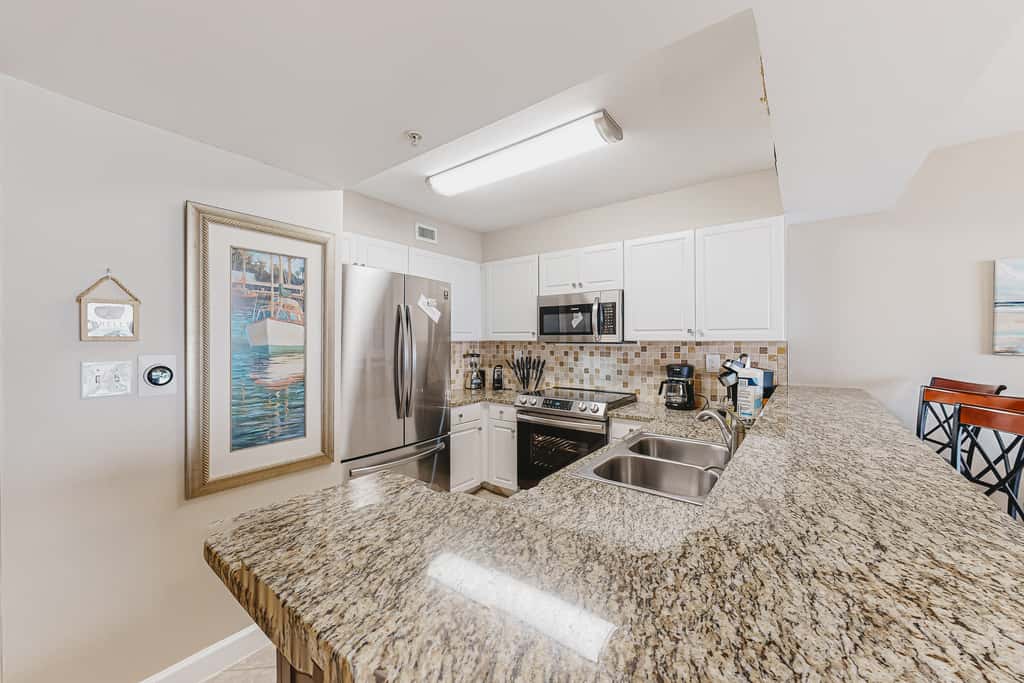 Waterfront Gem - Shared Pool, Beach Access, Free WiFi, Washer&Dryer & Central AC