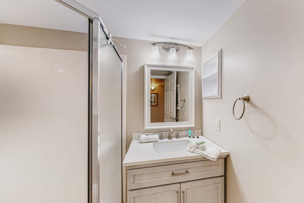 Waterfront Gem - Shared Pool, Beach Access, Free WiFi, Washer&Dryer & Central AC