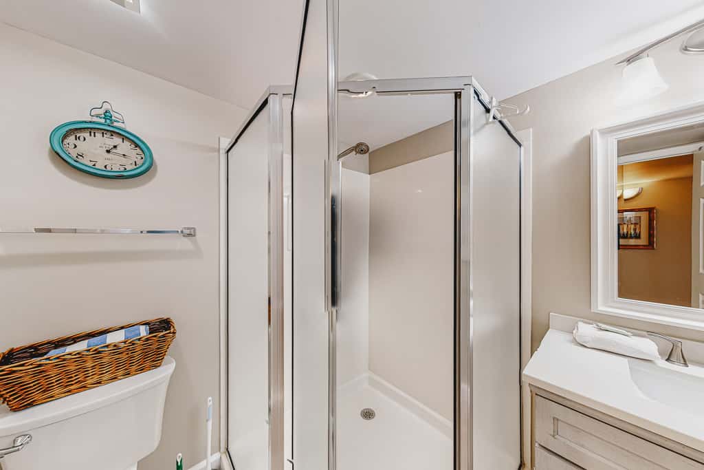 Waterfront Gem - Shared Pool, Beach Access, Free WiFi, Washer&Dryer & Central AC