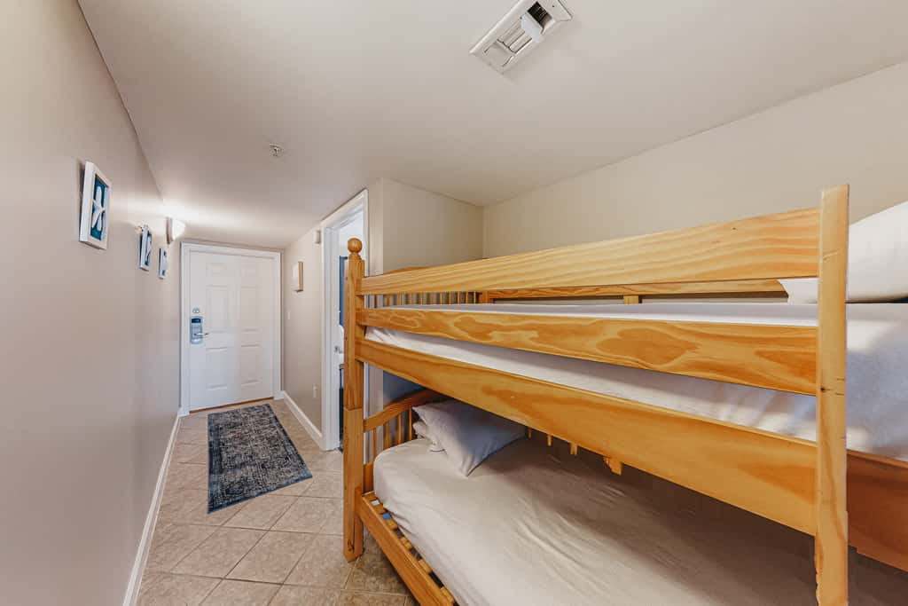 Waterfront Gem - Shared Pool, Beach Access, Free WiFi, Washer&Dryer & Central AC
