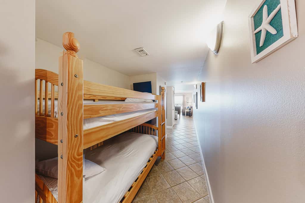 Waterfront Gem - Shared Pool, Beach Access, Free WiFi, Washer&Dryer & Central AC