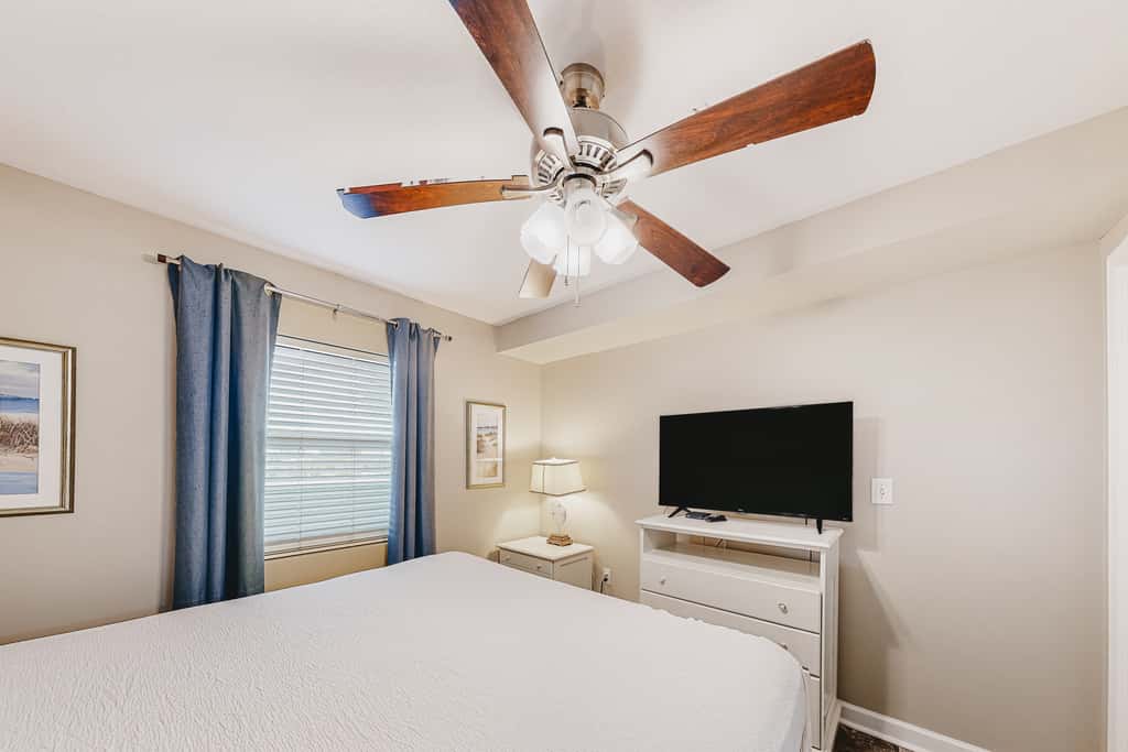 Waterfront Gem - Shared Pool, Beach Access, Free WiFi, Washer&Dryer & Central AC