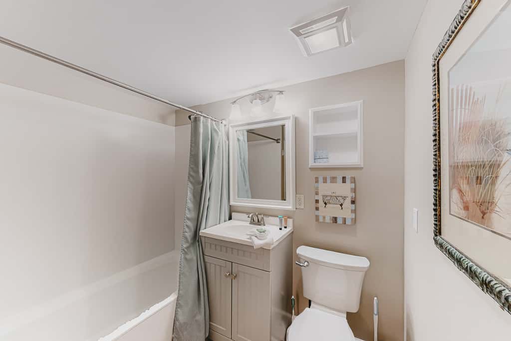 Waterfront Gem - Shared Pool, Beach Access, Free WiFi, Washer&Dryer & Central AC