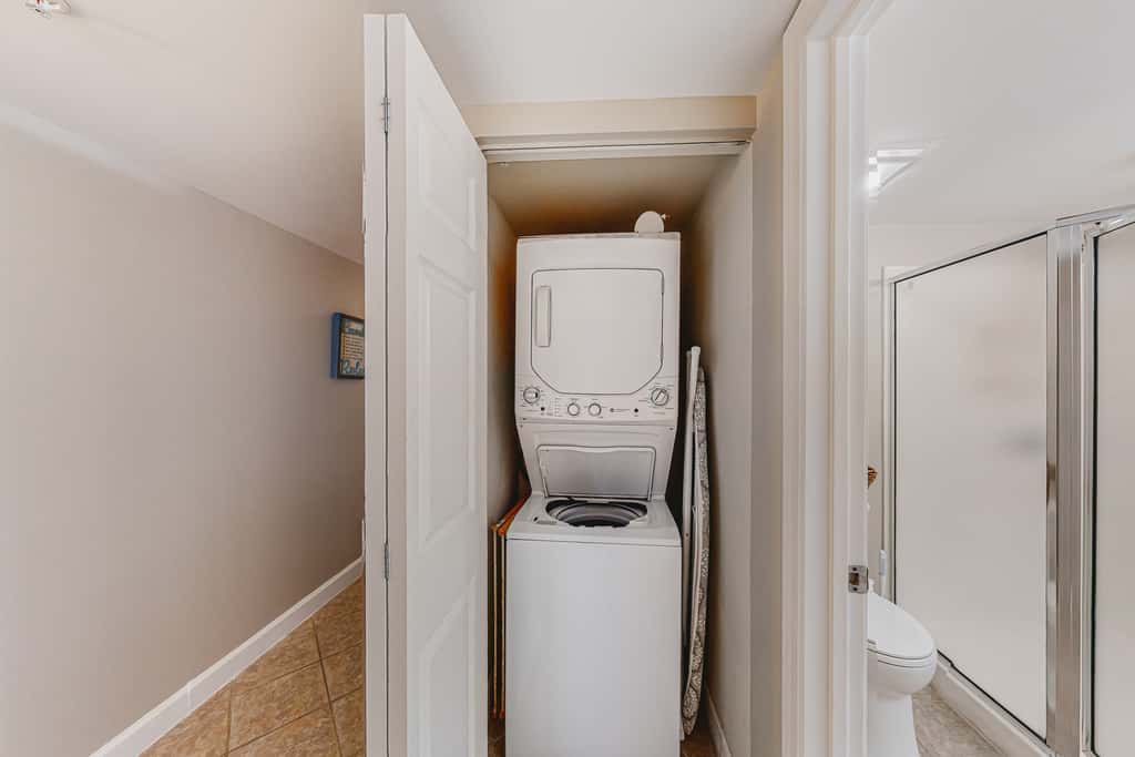 Waterfront Gem - Shared Pool, Beach Access, Free WiFi, Washer&Dryer & Central AC