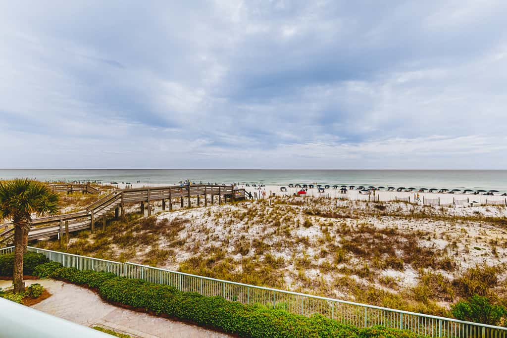 Waterfront Gem - Shared Pool, Beach Access, Free WiFi, Washer&Dryer & Central AC